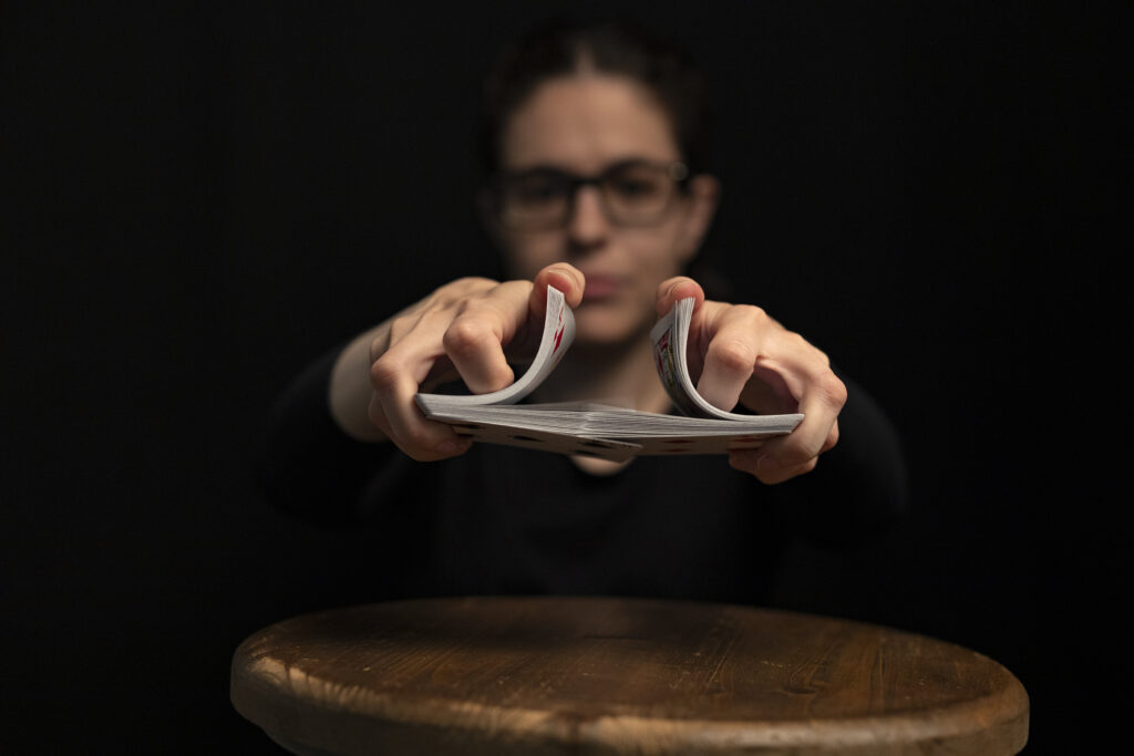 Sara Rodríguez mezclando una baraja